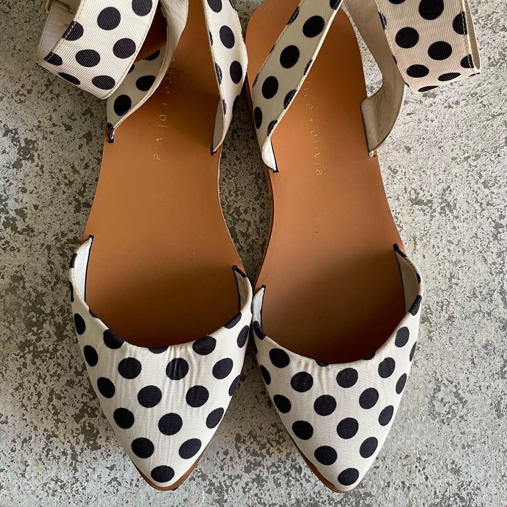 Alice & Olivia flats. Size 39 (8.5). Runs slightly small. Worn twice.